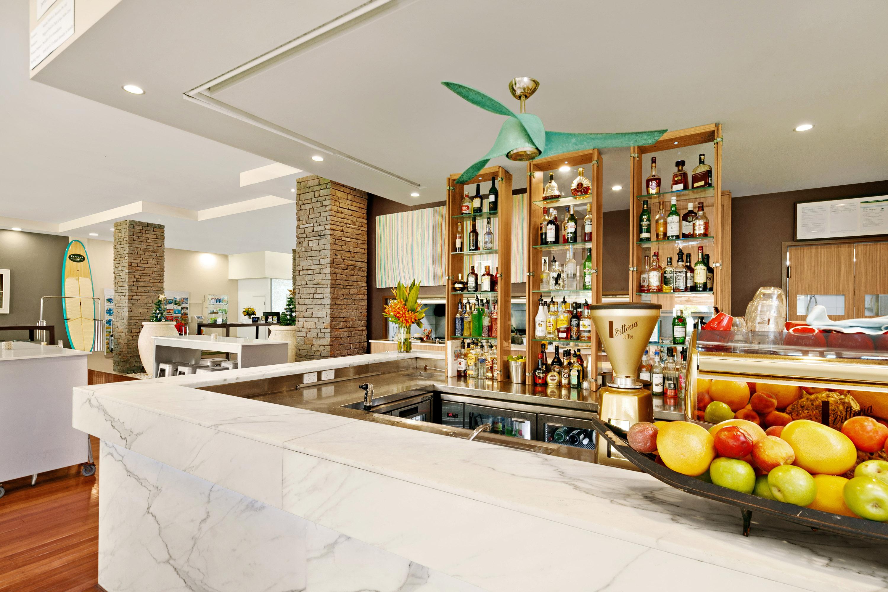 Peppers Beach Club & Spa Палм-Коув Экстерьер фото The bar at the hotel